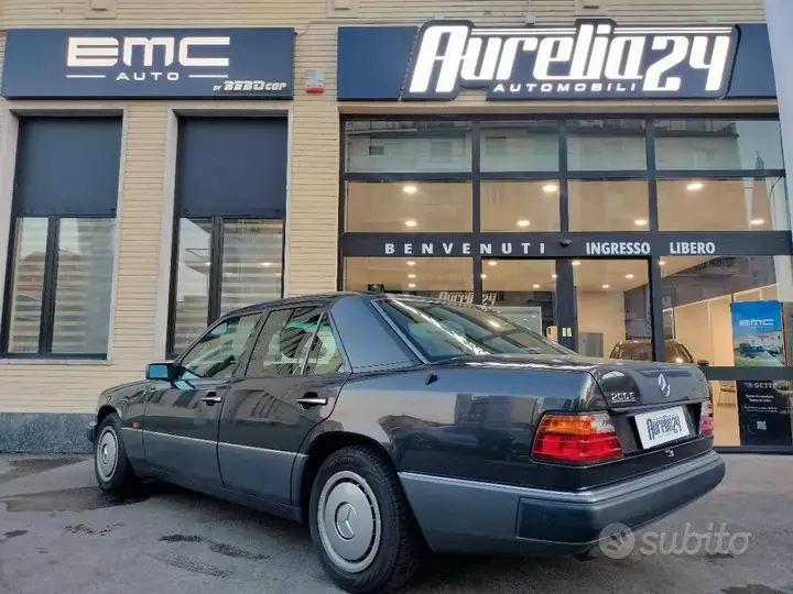 Mercedes-Benz E-Class 1992 photo 3