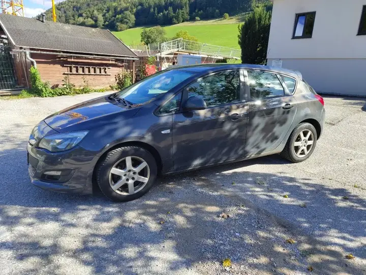 Opel Astra 2013 photo 2