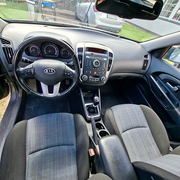 Kia Ceed 2010 photo 4