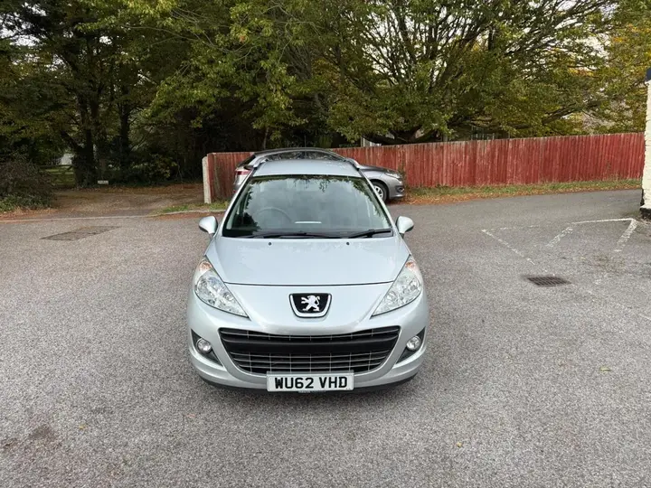 Peugeot 207 2012 photo 2