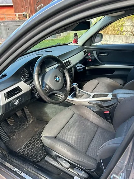 BMW 320D 2009 photo 2