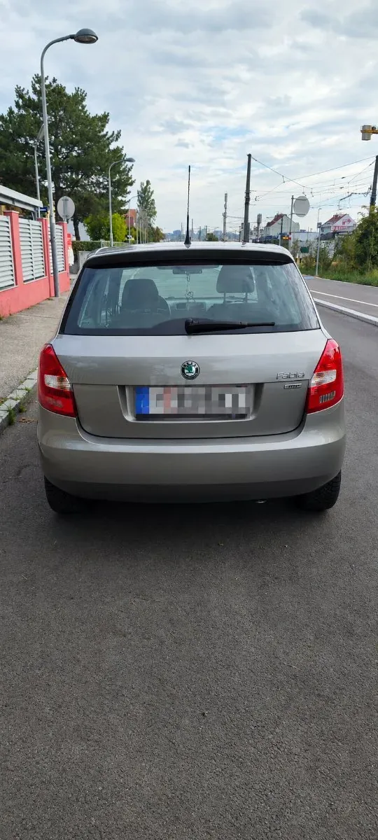 Skoda Fabia 2011 photo 2