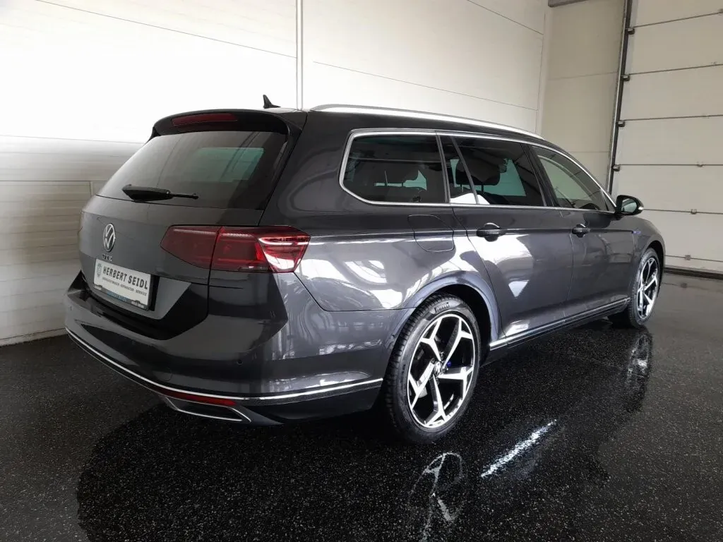 Volkswagen Passat 2022 photo 2