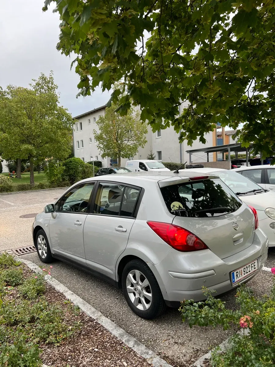 Nissan Tiida 2010 photo 2