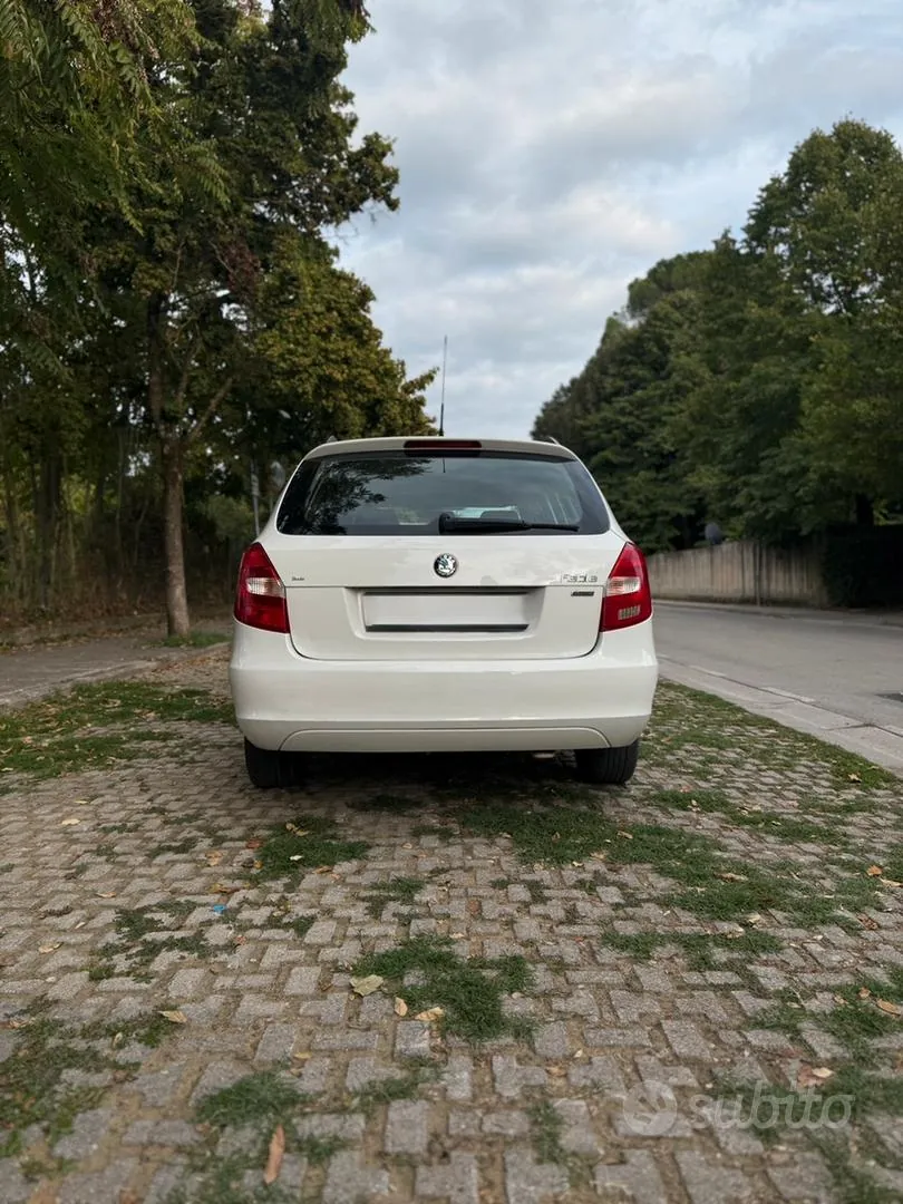 Skoda Fabia 2011 photo 2