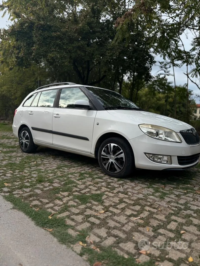 Skoda Fabia 2011 photo 3