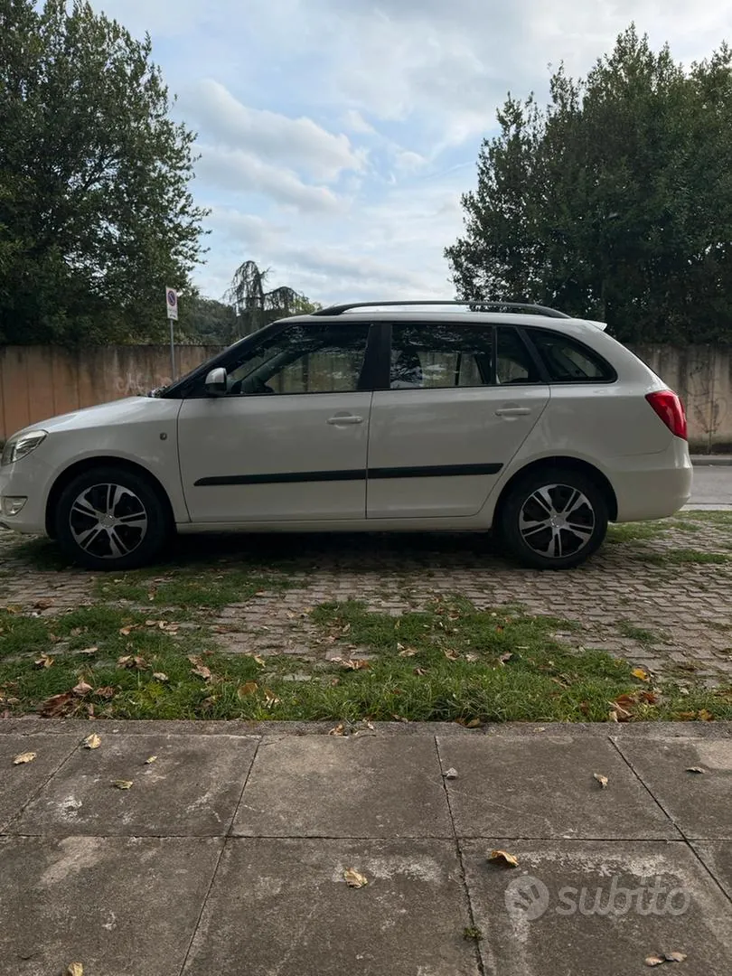 Skoda Fabia 2011 photo 4
