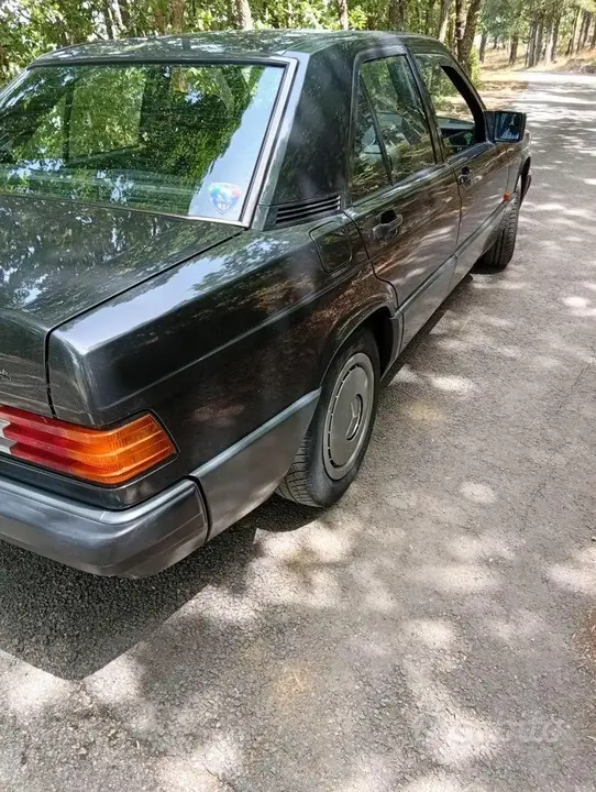 Mercedes-Benz 190E 1990 photo 4