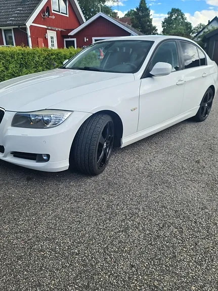 BMW 318I 2011 photo 2