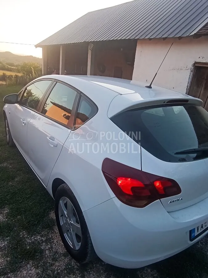 Opel Astra J 2009 photo 4