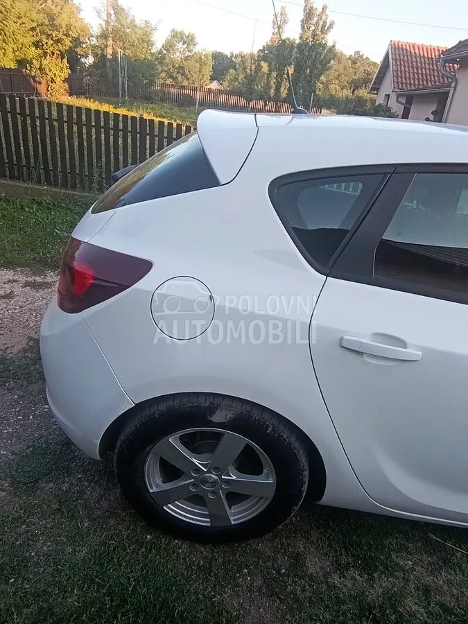 Opel Astra J 2009 photo 3