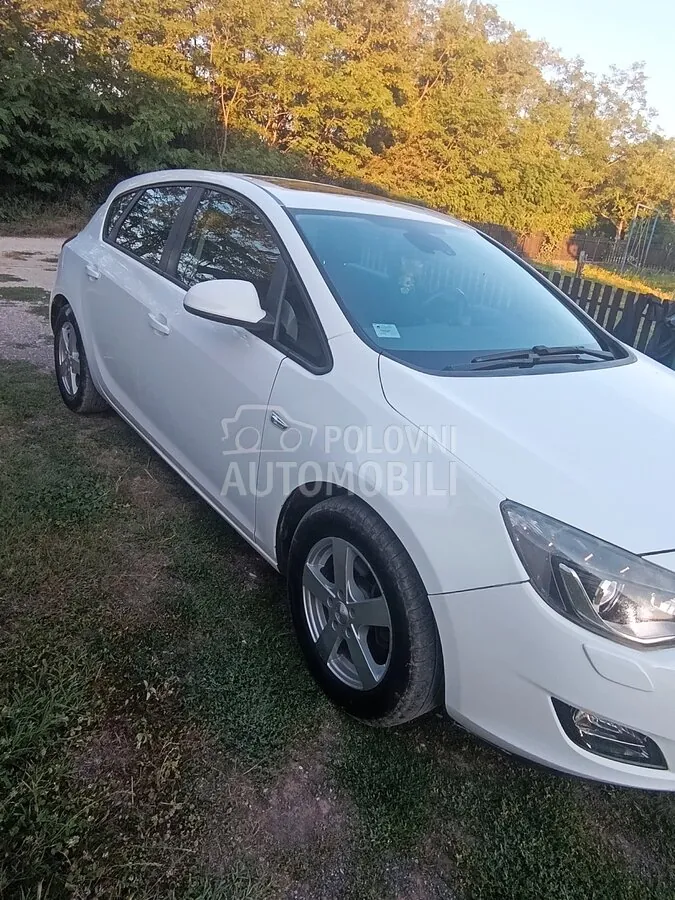 Opel Astra J 2009 photo 5