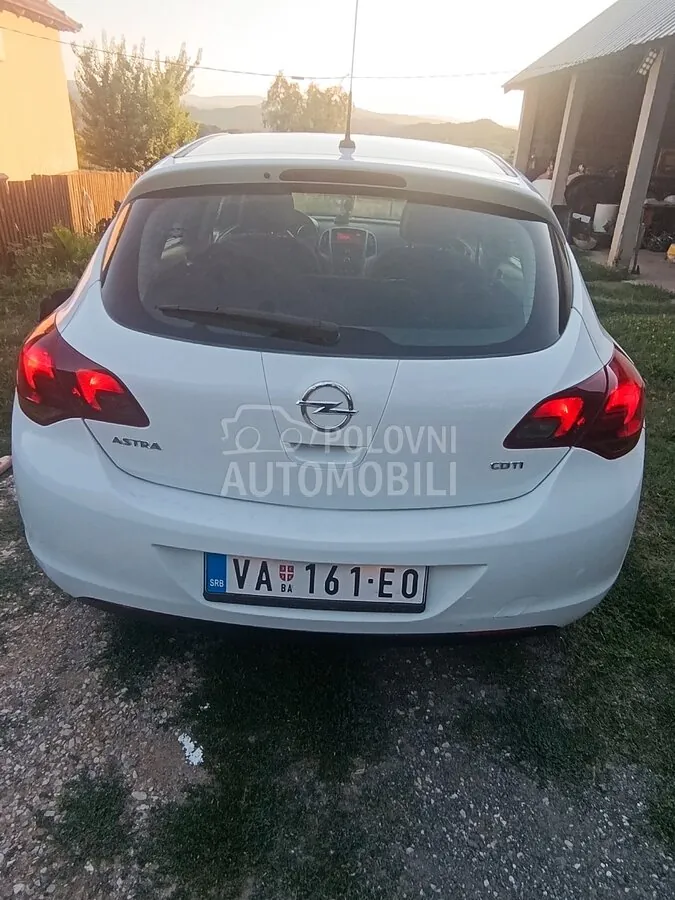Opel Astra J 2009 photo 2