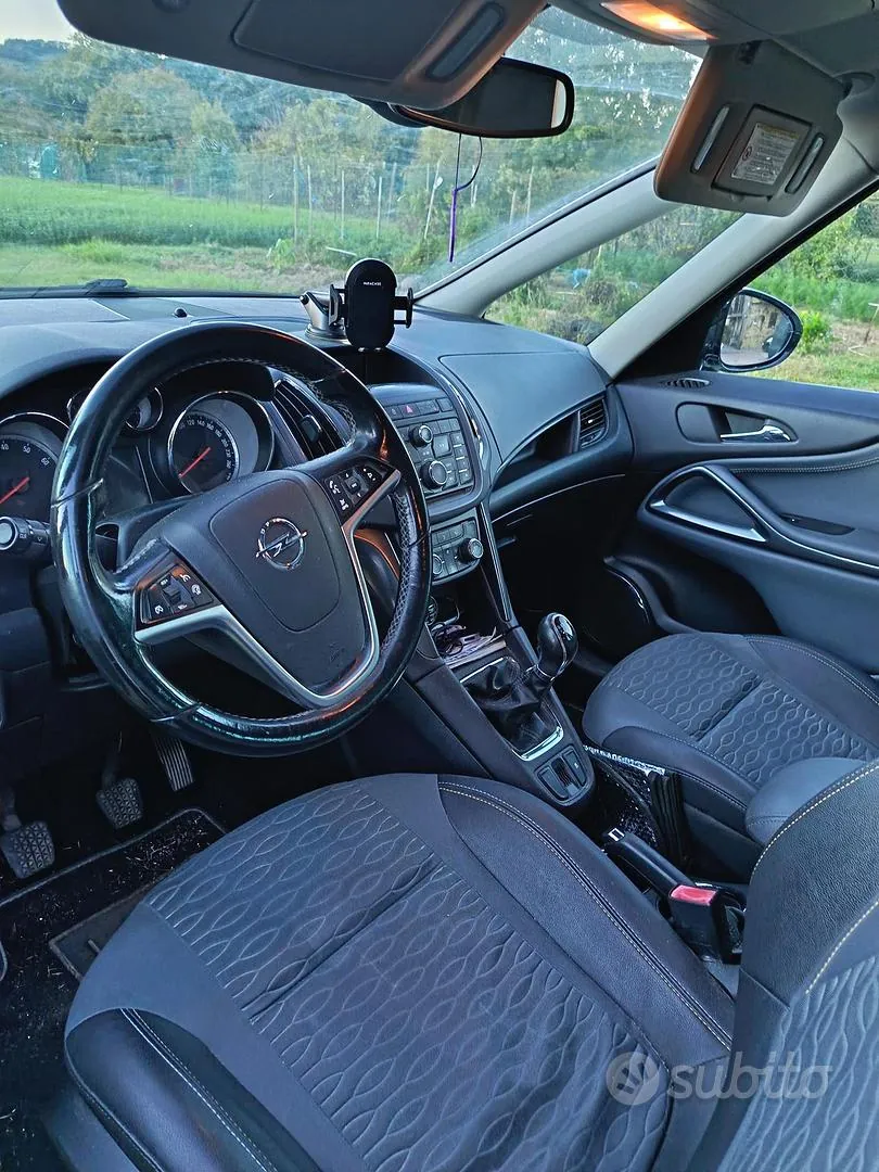 Opel Zafira Tourer 2012 photo 2