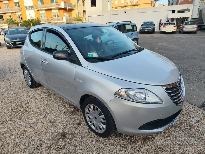 Lancia Ypsilon