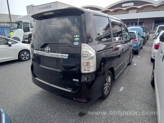 Toyota Voxy Zs 2013 photo 4