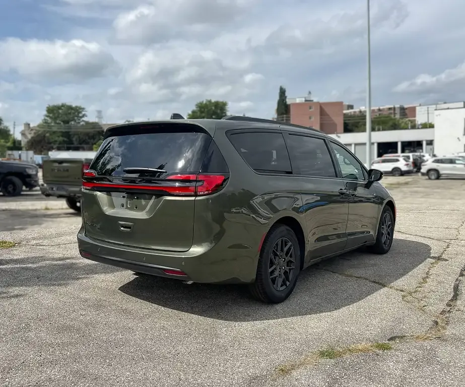 Chrysler Pacifica 2027 photo 5