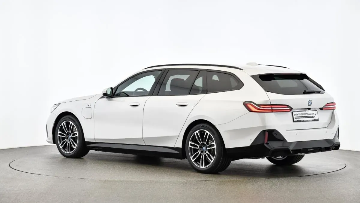 BMW 5 Series 2024 photo 3