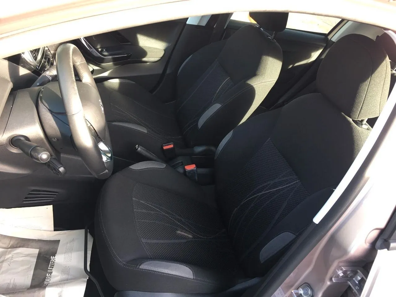 Peugeot 208 2012 photo 2