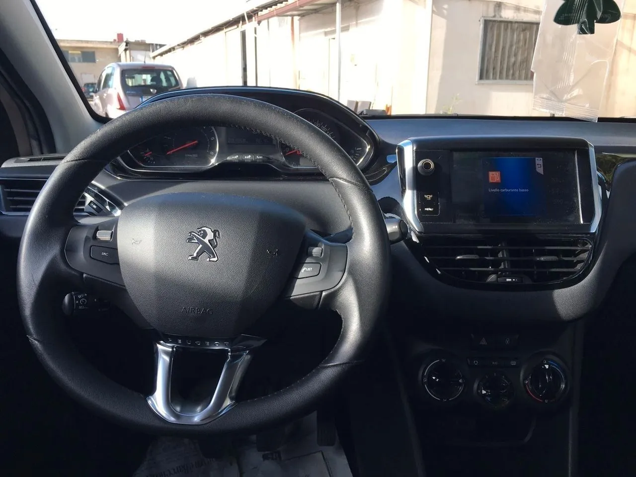 Peugeot 208 2012 photo 3