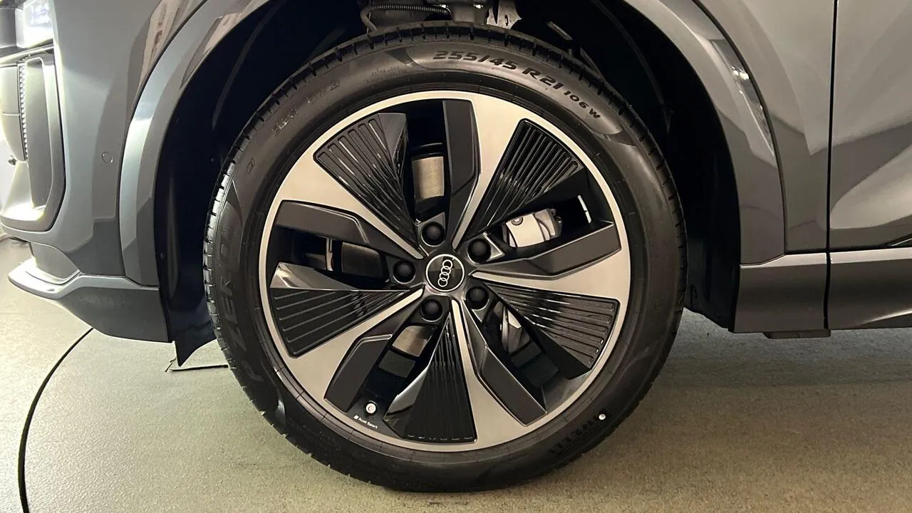 Audi E-Tron photo 5