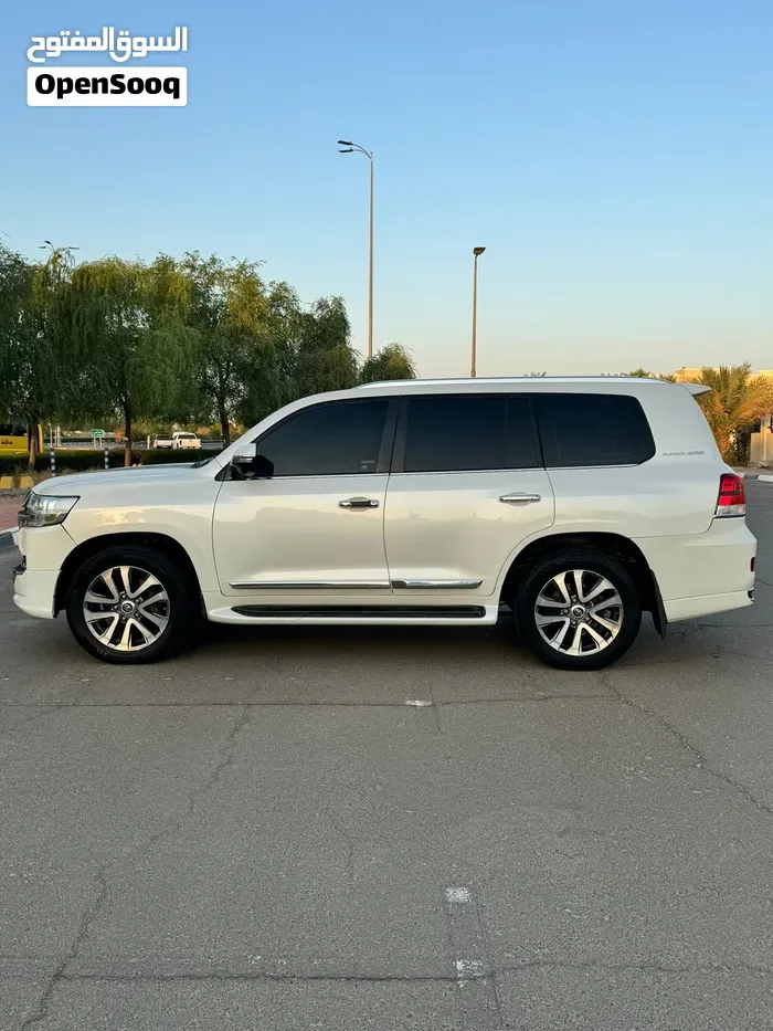 Toyota Land Cruiser 2017 photo 2