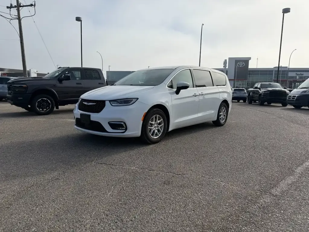Chrysler Pacifica 2023 photo 2