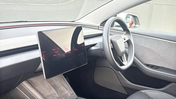 Tesla Model 3 2024 photo 2