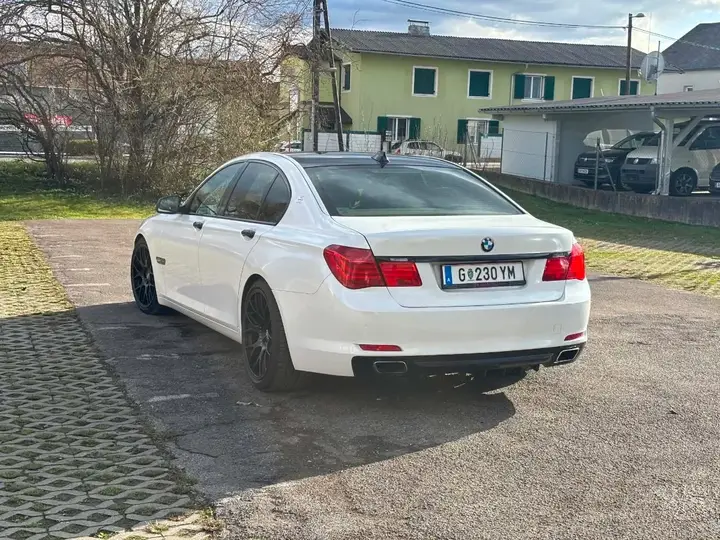 BMW 7 Series 2011 photo 3