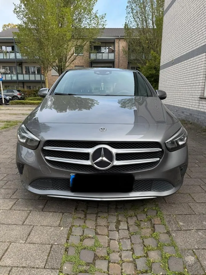 Mercedes-Benz B 180