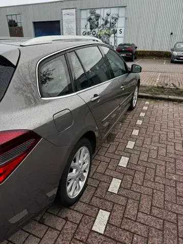 Renault Laguna 2010 photo 2