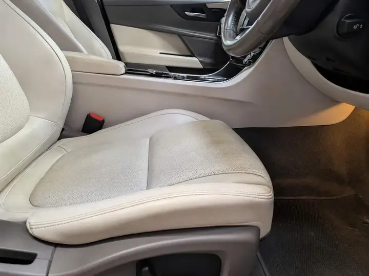 Jaguar Xe 2015 photo 3