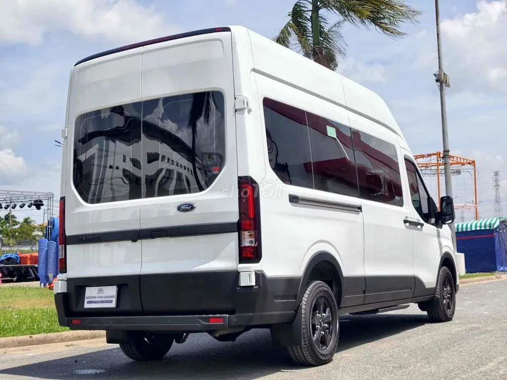 Ford Transit photo 4