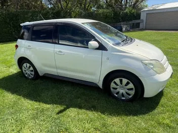 Toyota Ist 2004 photo 2