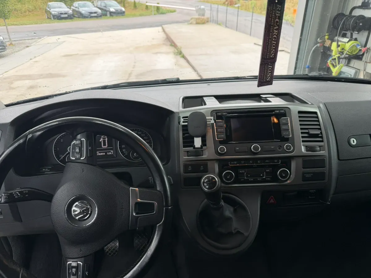 Volkswagen Multivan 2015 photo 2