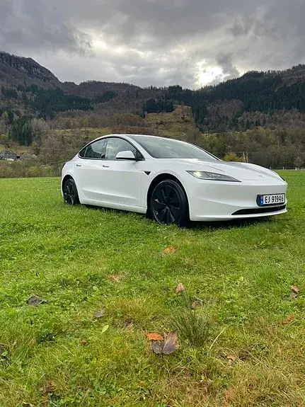 Tesla Model 3 2025 photo 4