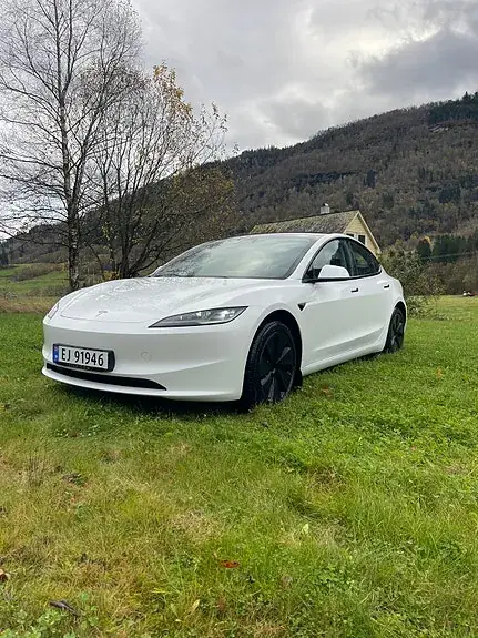 Tesla Model 3 2025 photo 2