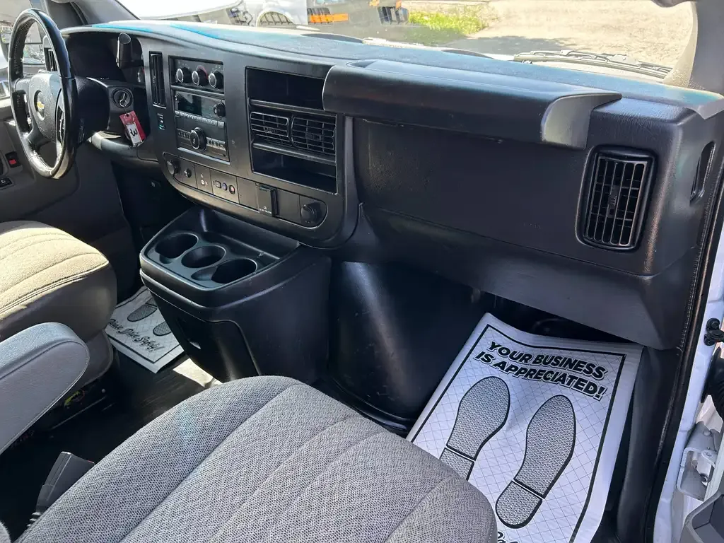 Chevrolet Express 3500 2023 photo 3