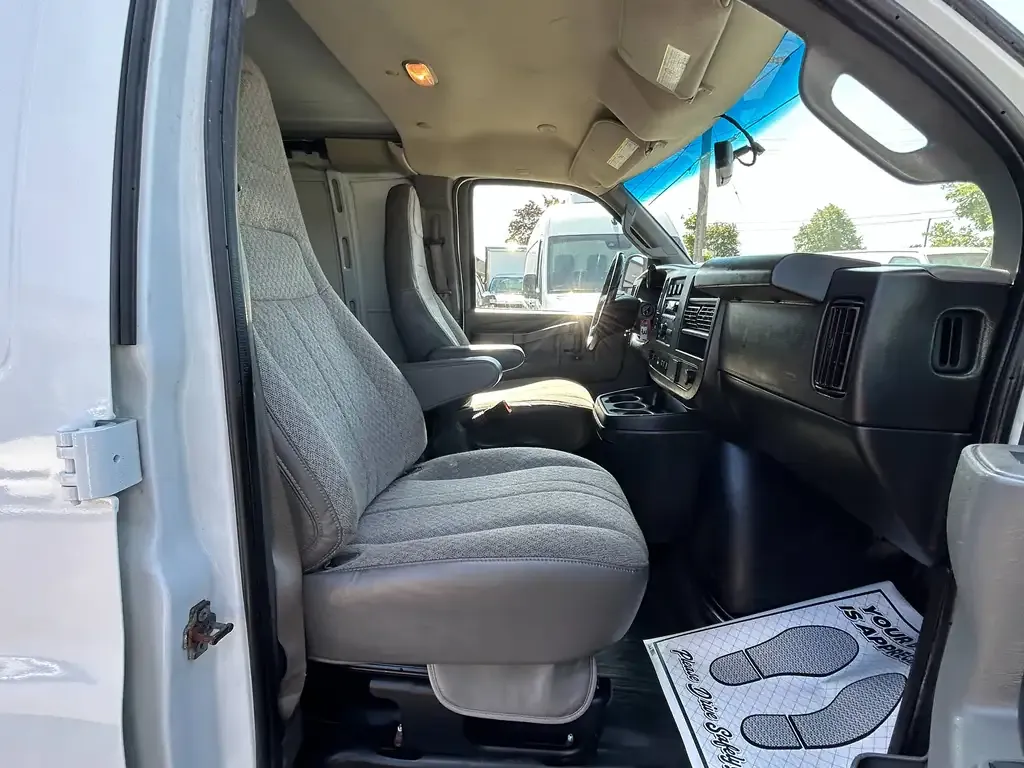 Chevrolet Express 3500 2023 photo 2