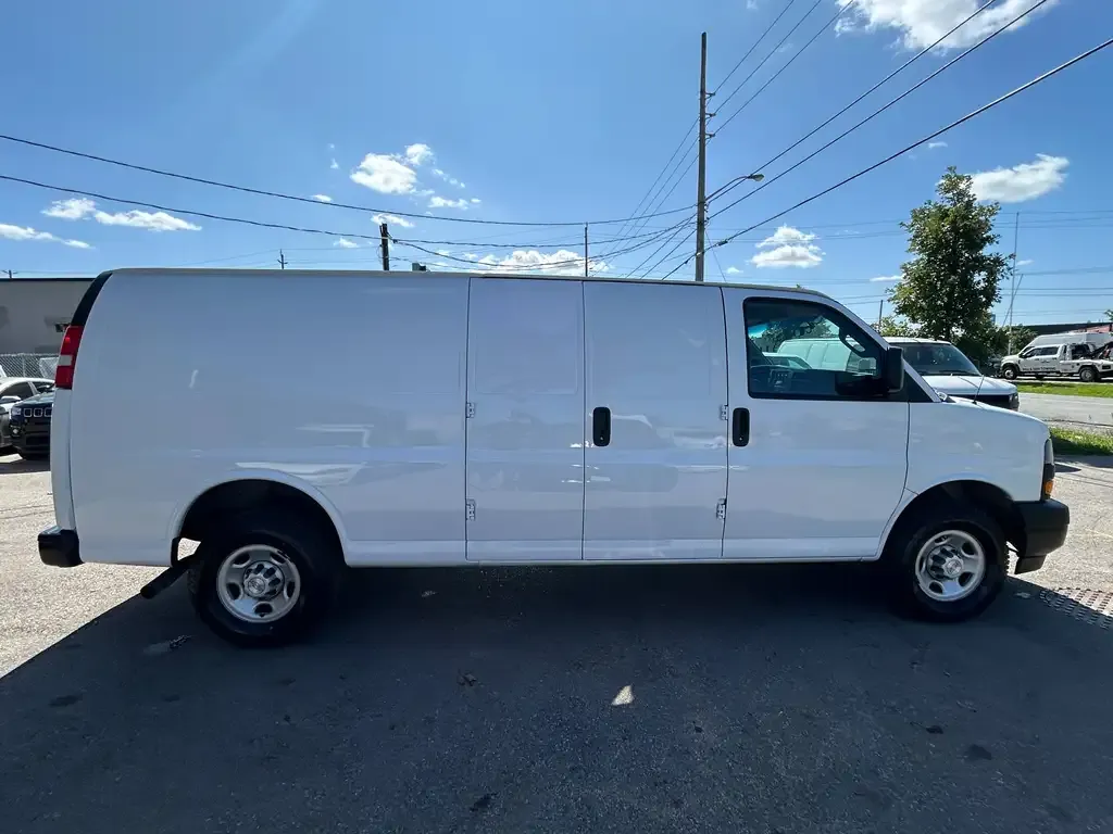 Chevrolet Express 3500 2023 photo 4
