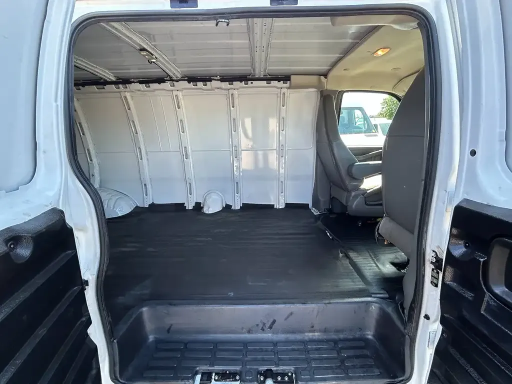 Chevrolet Express 3500 2023 photo 5