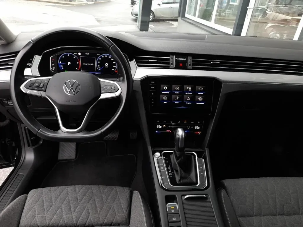 Volkswagen Passat 2022 photo 3
