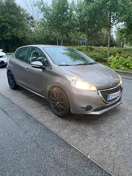 Peugeot 208 2014 photo 2