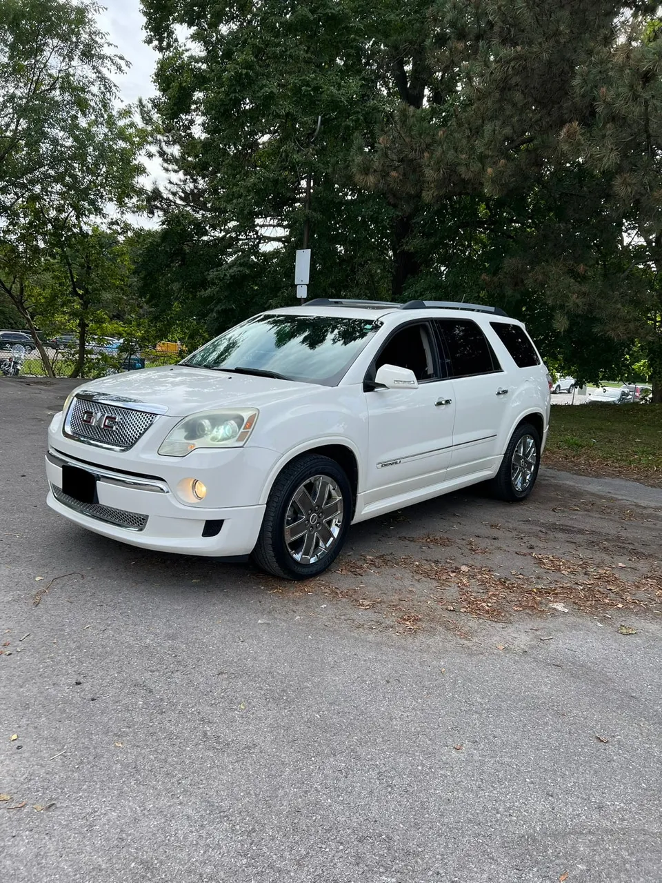 GMC Acadia 2011 photo 2