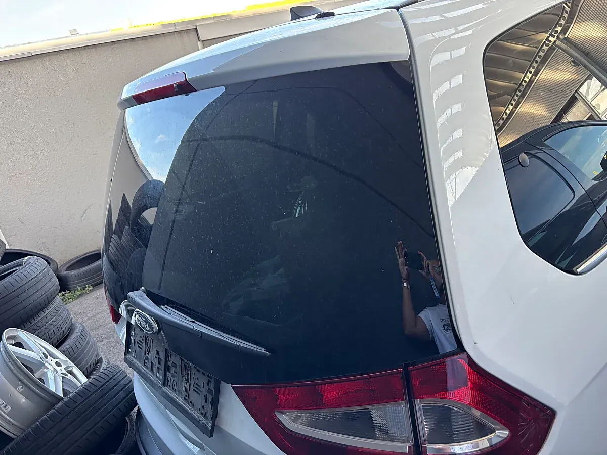 Ford Galaxy 2010 photo 2