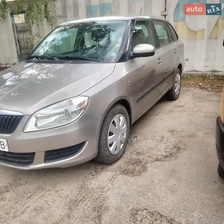 Skoda Fabia 2012 photo 2