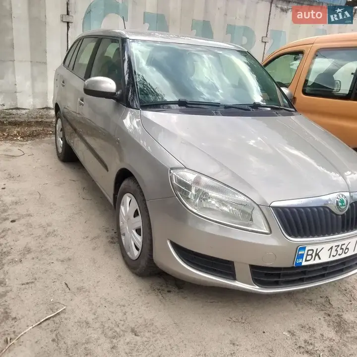 Skoda Fabia 2012 photo 4