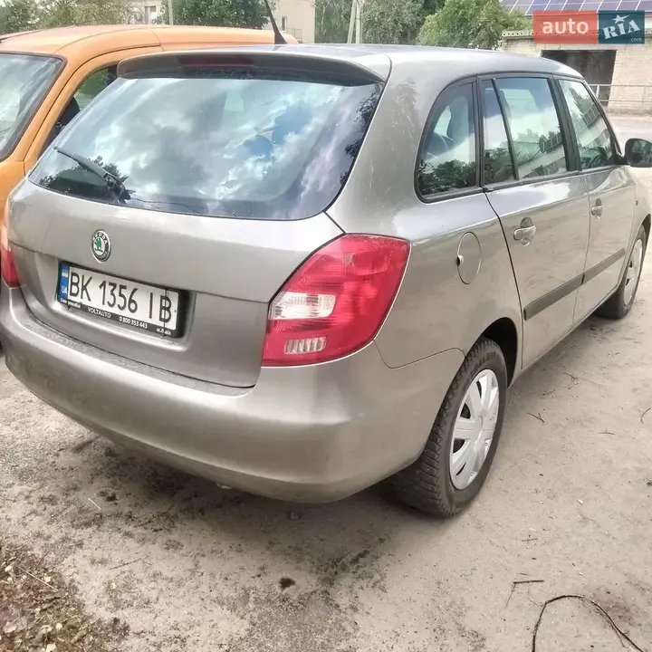 Skoda Fabia 2012 photo 5