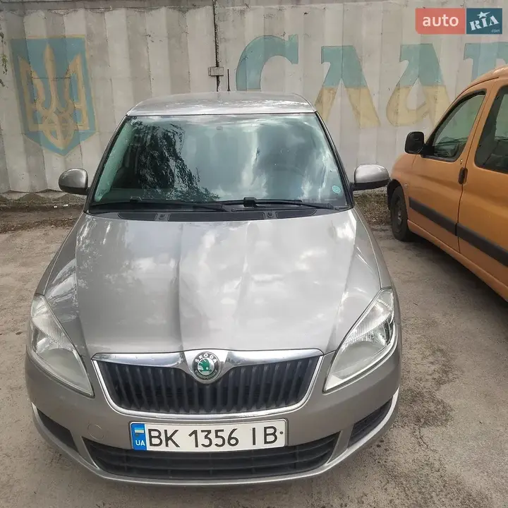 Skoda Fabia 2012 photo 3