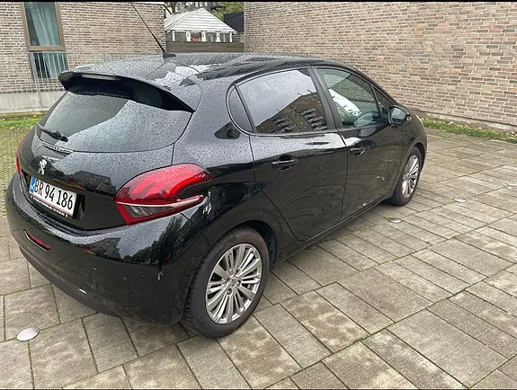 Peugeot 208 2017 photo 3